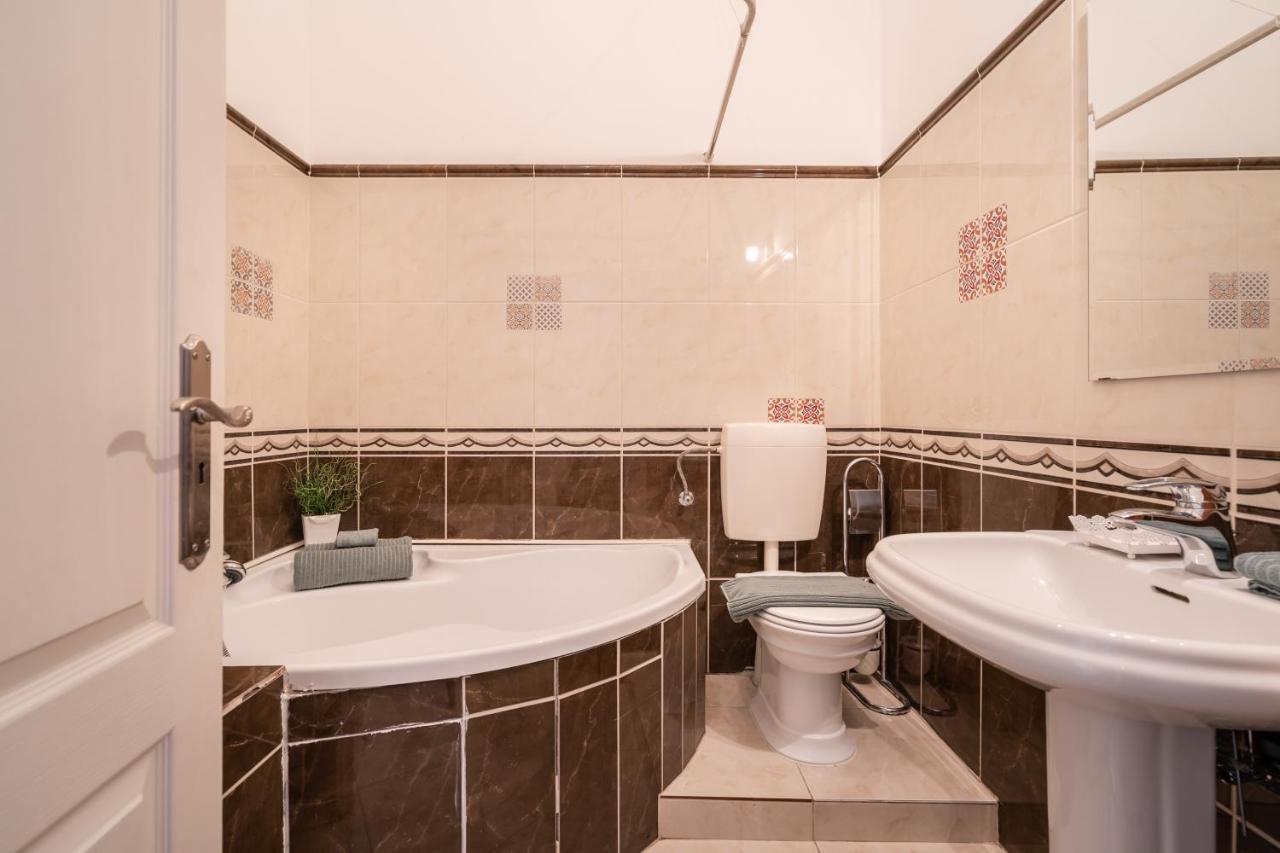 K10 - Kazinczy Street Heritage Suite - Best Location By Bqa Budapest Esterno foto